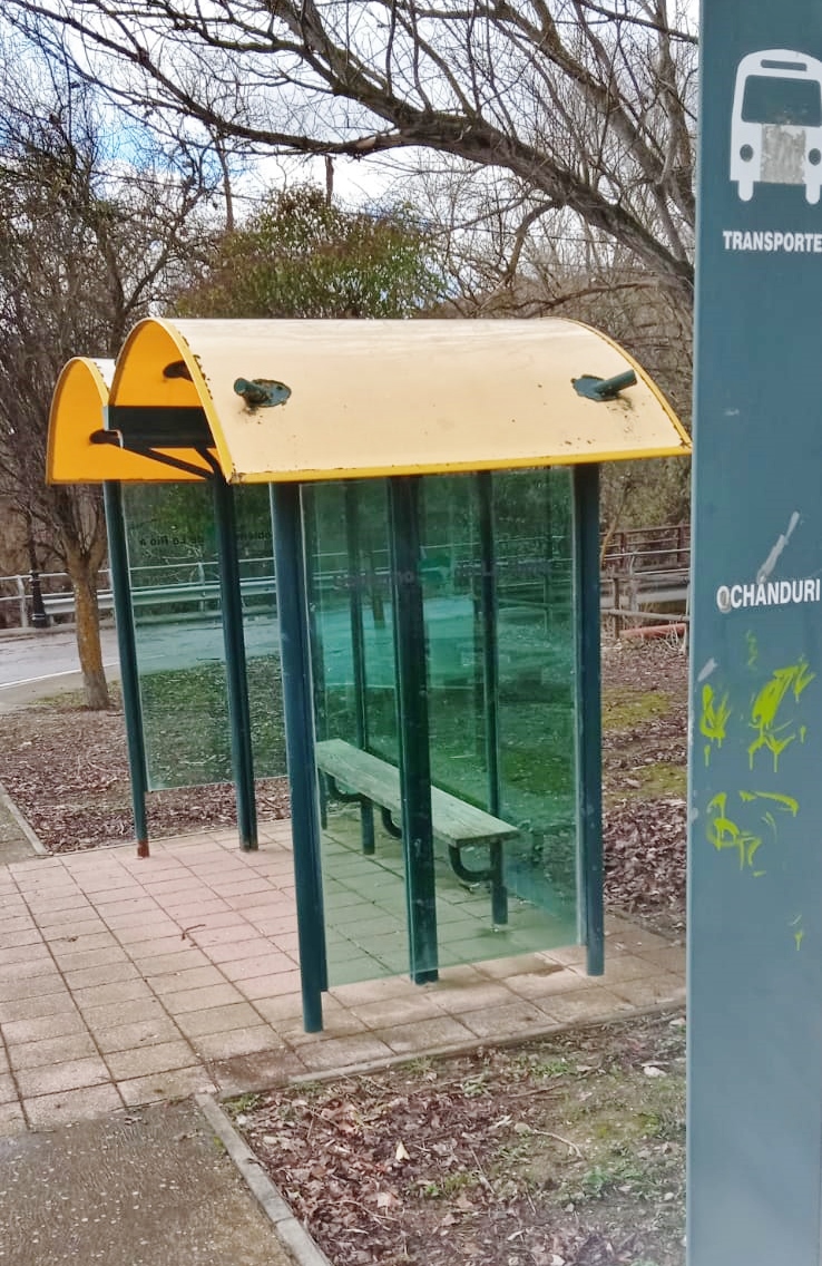 Renovada la marquesina de la parada de autobús
